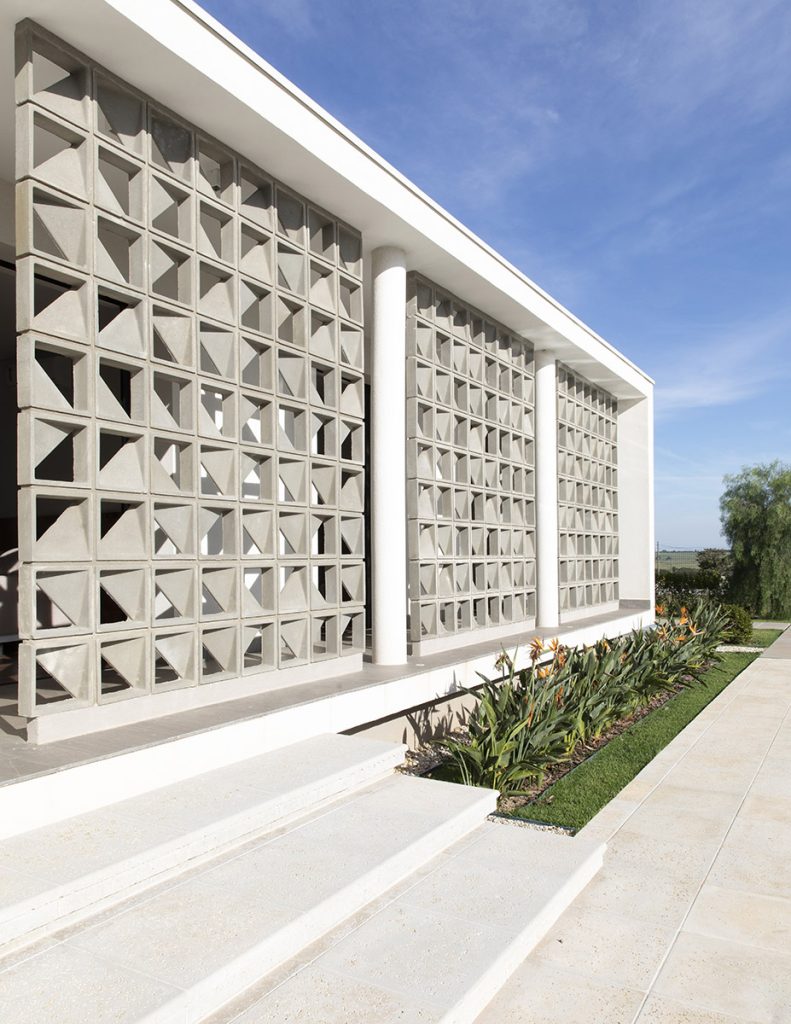 O escritório STArq assina projeto residencial que valoriza o revestimento cobogó em fachada residencial em Jaguariúna