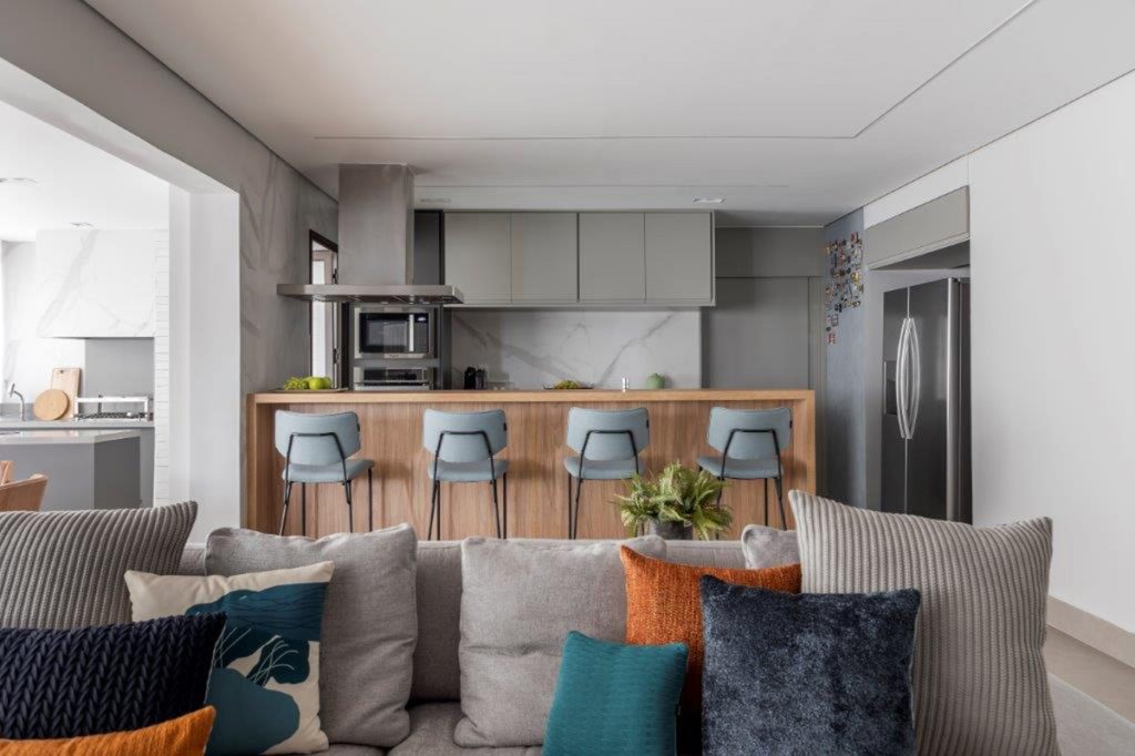 Com projeto de reforma em apartamento no Brooklin (SP), salas se integram à varanda para momentos compartilhados