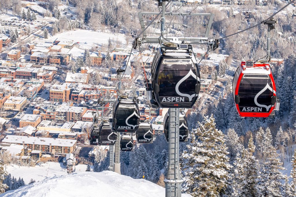 Aspen Snowmass encanta como um dos melhores destinos para visitar nos meses de março e abril e aproveitar a neve e as montanhas