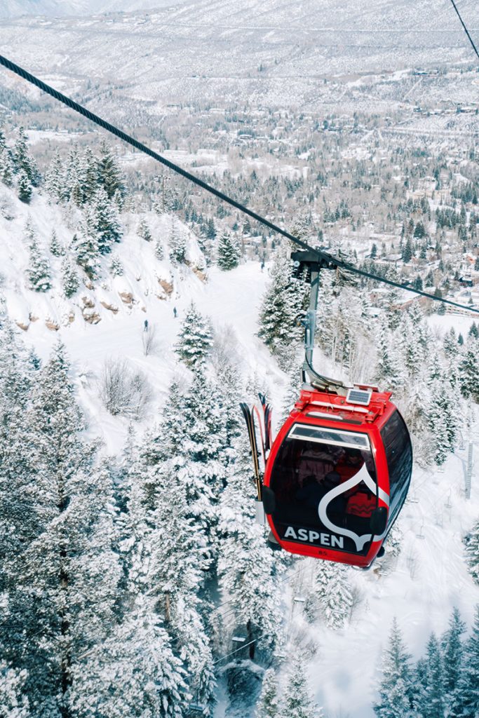 Aspen Snowmass encanta como um dos melhores destinos para visitar nos meses de março e abril e aproveitar a neve