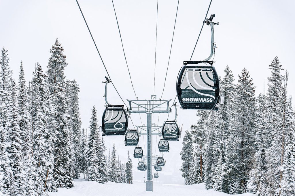 Aspen Snowmass encanta como um dos melhores destinos para visitar nos meses de março e abril e aproveitar a neve e as montanhas