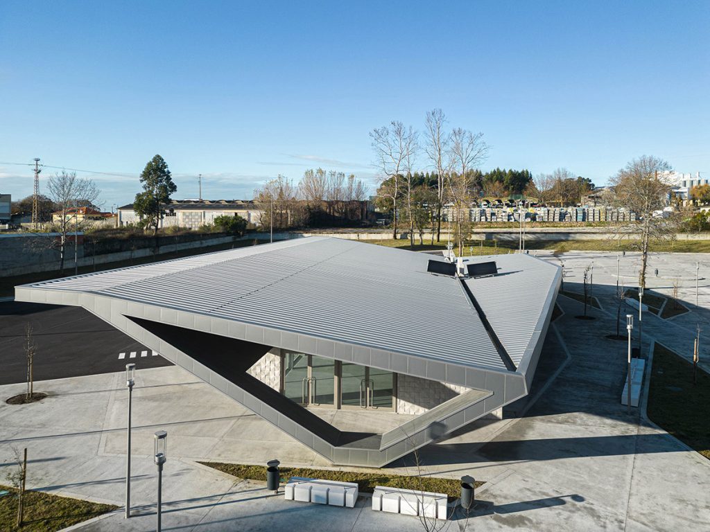 Edifício de interface de transportes, em Lourosa, se destaca como marco arquitetônico concebido pelo Atelier d’Arquitectura Lopes da Costa