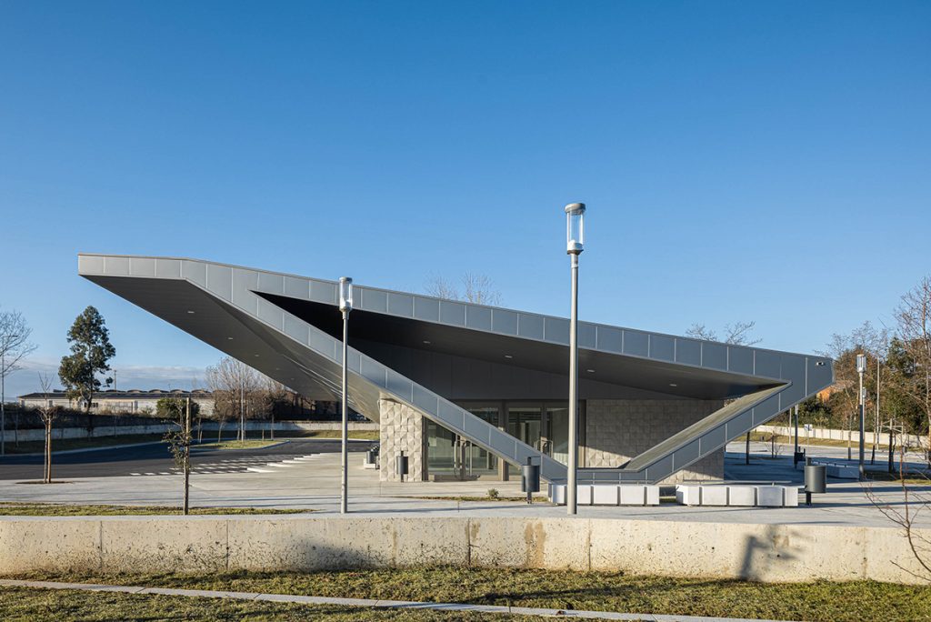 Edifício de interface de transportes, em Lourosa, se destaca como marco arquitetônico concebido pelo Atelier d’Arquitectura Lopes da Costa