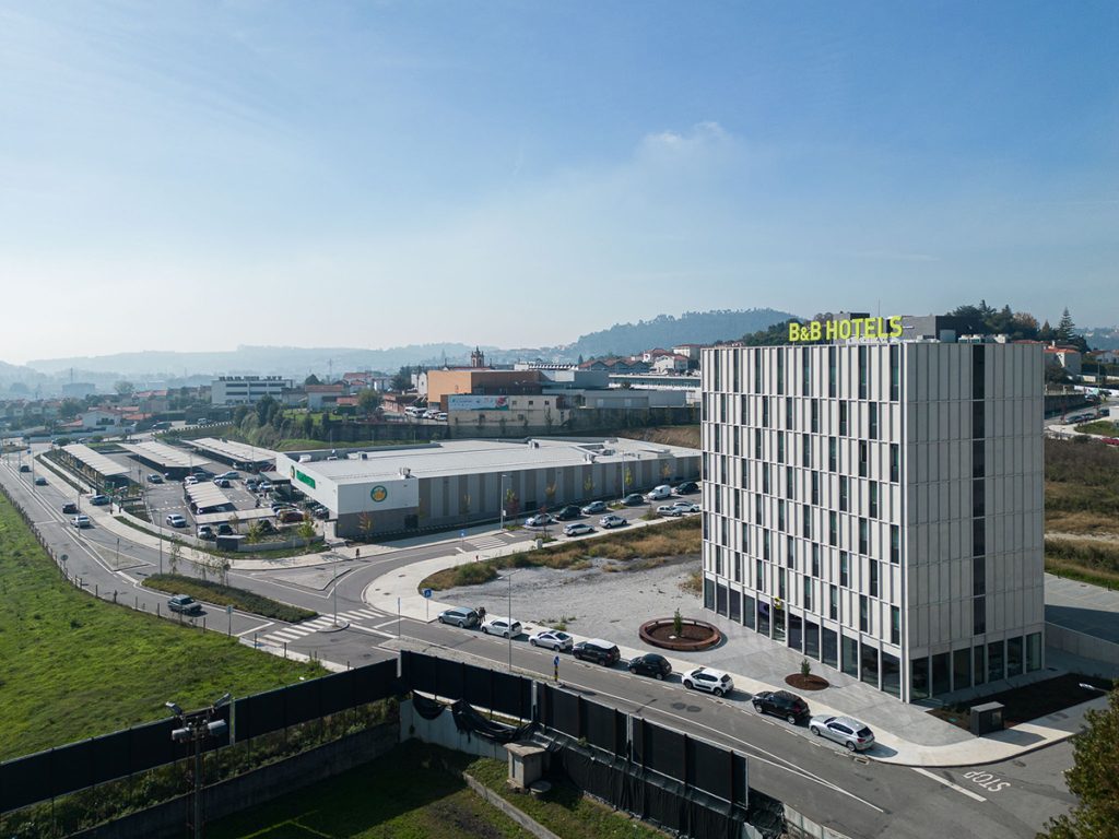 Com projeto assinado por Jorge Domingues Arquitetos, Hotel B&B Famalicão se destaca no cenário hoteleiro