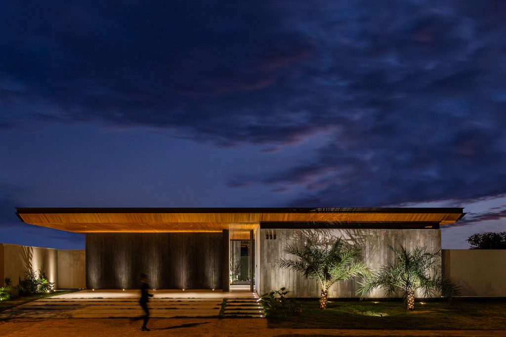 Em Uberlândia, Minas Gerais, a arquiteta Camila Porto assina o projeto de morada minimalista em comunhão junto à natureza