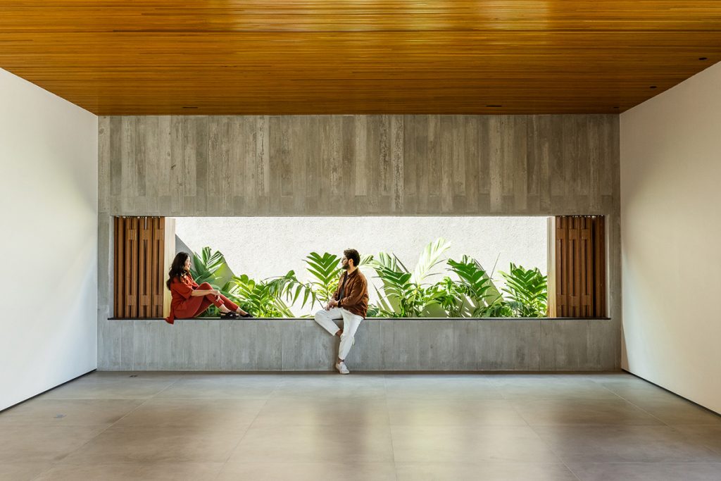 Em Uberlândia, Minas Gerais, a arquiteta Camila Porto assina o projeto de morada minimalista em comunhão junto à natureza